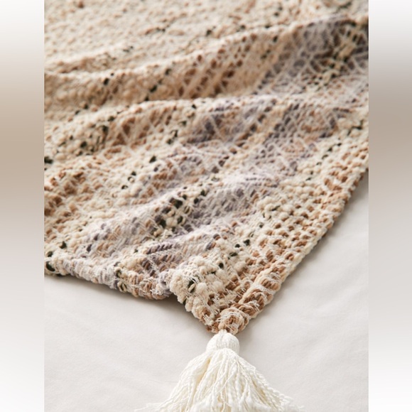 UO “Sandrah” throw blanket - Picture 8 of 8